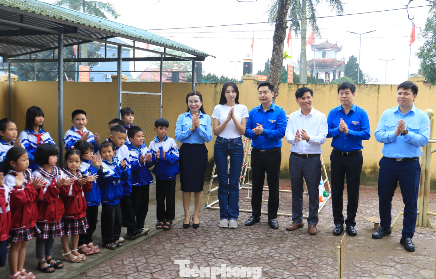 Tham dự chuỗi hoạt động có chị Nguyễn Phạm Duy Trang - Bí thư T.Ư Đoàn, Chủ tịch Hội đồng Đội T.Ư; anh Lê Văn Lương - UV BTV T.Ư Đoàn, Bí thư Tỉnh Đoàn Nghệ An; Nguyễn Thúc Thùy Tiên - Hoa hậu Hoà bình Quốc tế năm 2021 cùng đại diện lãnh đạo Bệnh viện Sản nhi Nghệ An, Công ty giải trí Sen Vàng, tổ chức Tia nắng (Sunbeams), các đơn vị liên quan và hàng chục đoàn viên thanh niên.