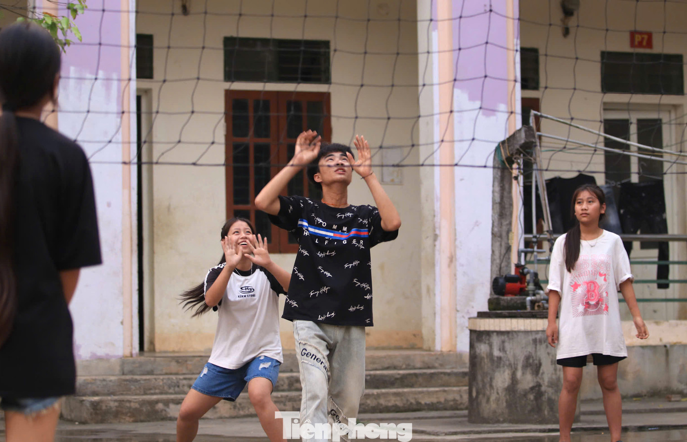 Sau một ngày học căng thẳng, các em học sinh lại được vui chơi thể thao.