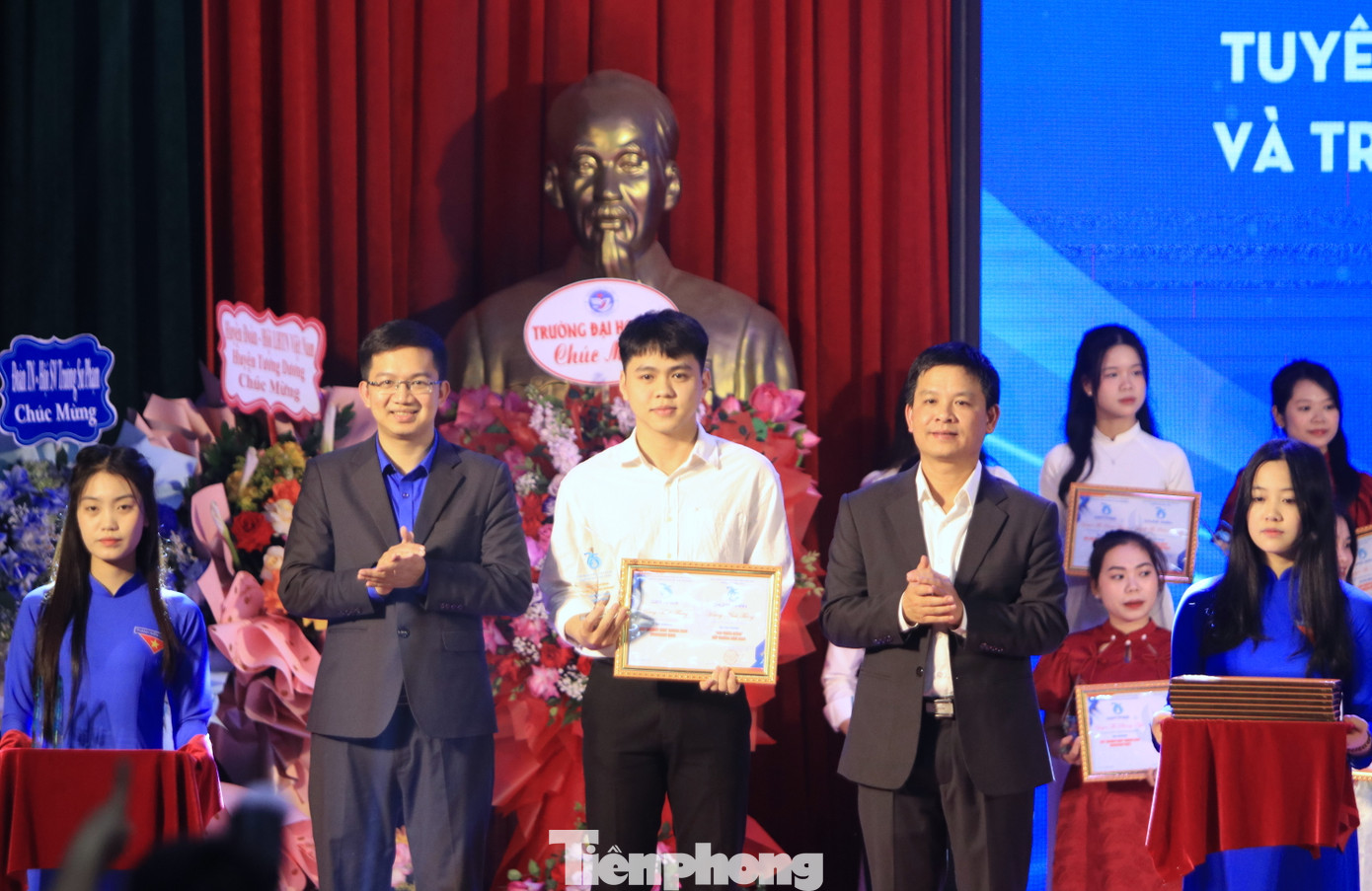 Tại buổi lễ đã tuyên dương 75 sinh viên đạt danh hiệu Sinh viên 5 tốt và 75 sinh viên đạt giải thưởng Sao Tháng Giêng cấp trường