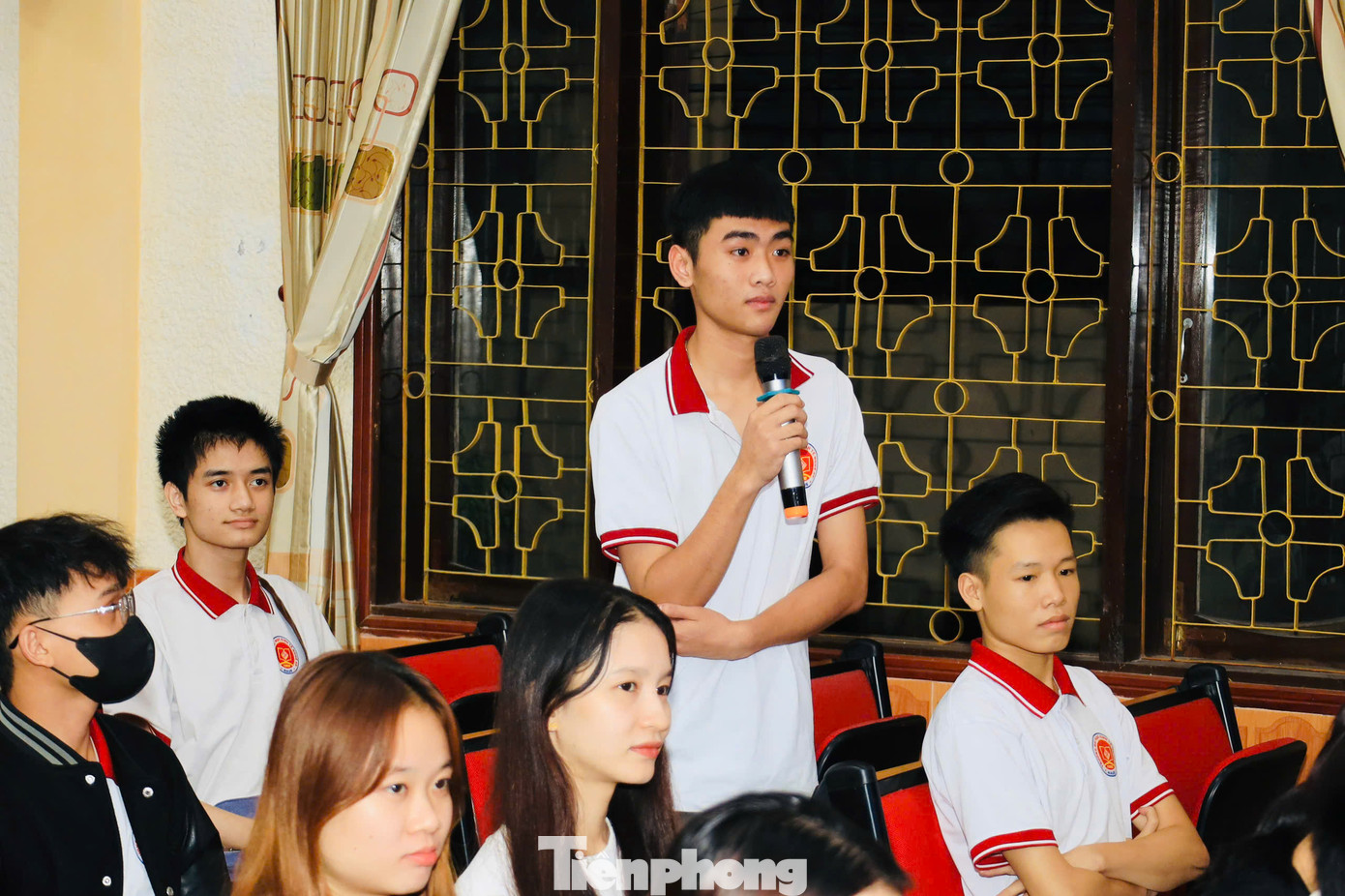 Diễn giả thạc sĩ Lê Anh Tuấn - Chuyên gia hướng nghiệp, khởi nghiệp Thành Đoàn Hà Nội; Giám đốc Tổ chức Giáo dục Hướng nghiệp và Phát triển Tài năng Đông Nam Á trao đổi, giao lưu với các thanh niên, sinh viên.