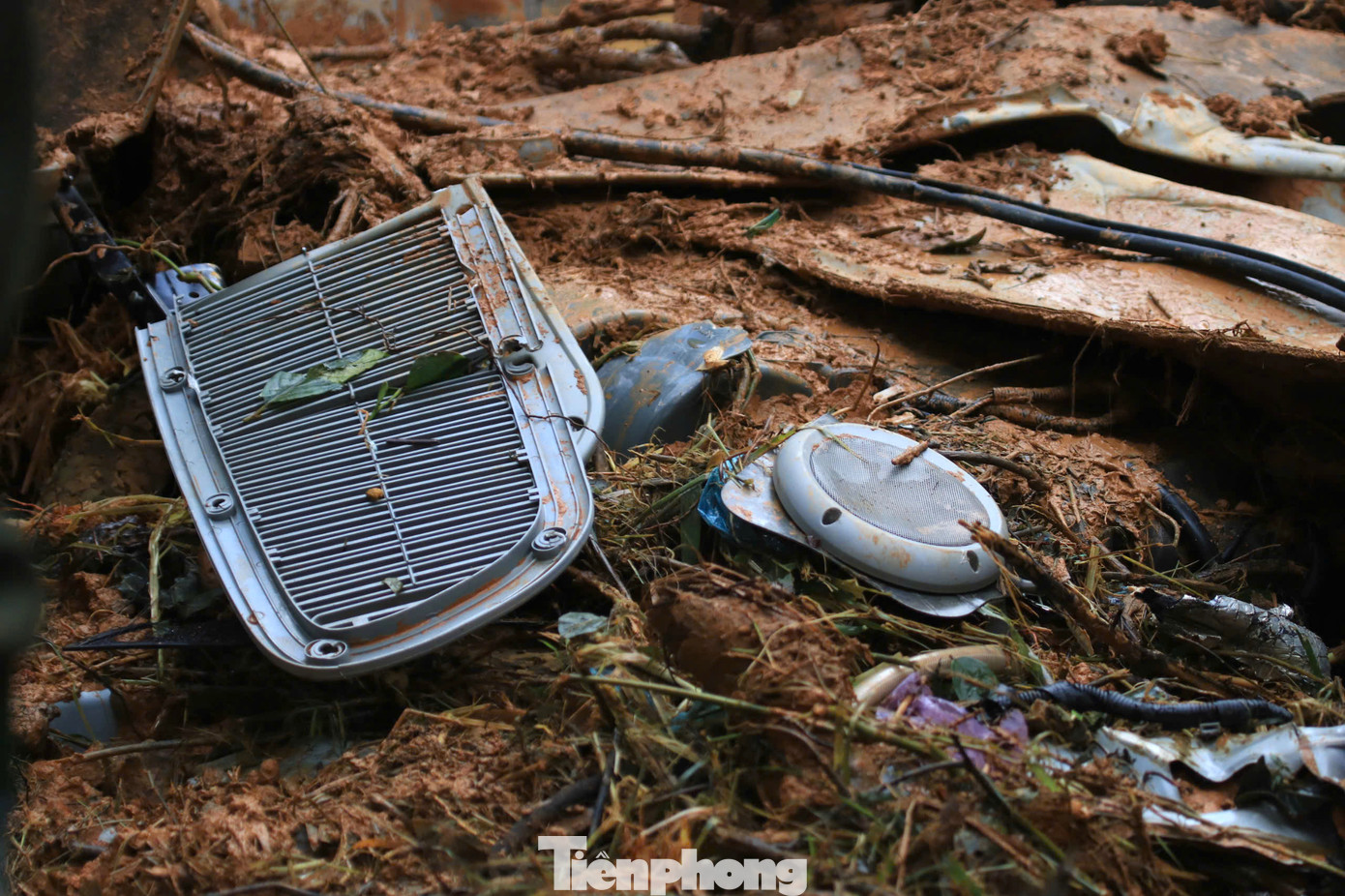 Khi tháo các bộ phận xe khách, tài sản, đồ dùng của các nạn nhân trên xe khách dần dần hiện ra.