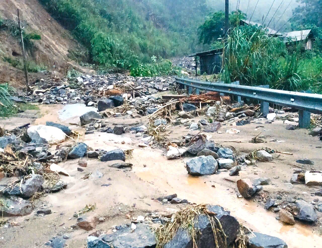 Trước đó trận lũ quét vào cuối tháng 5 đã khiến nhiều vị trí trên tuyến quốc lộ 16 bị đất đá vùi lấp.