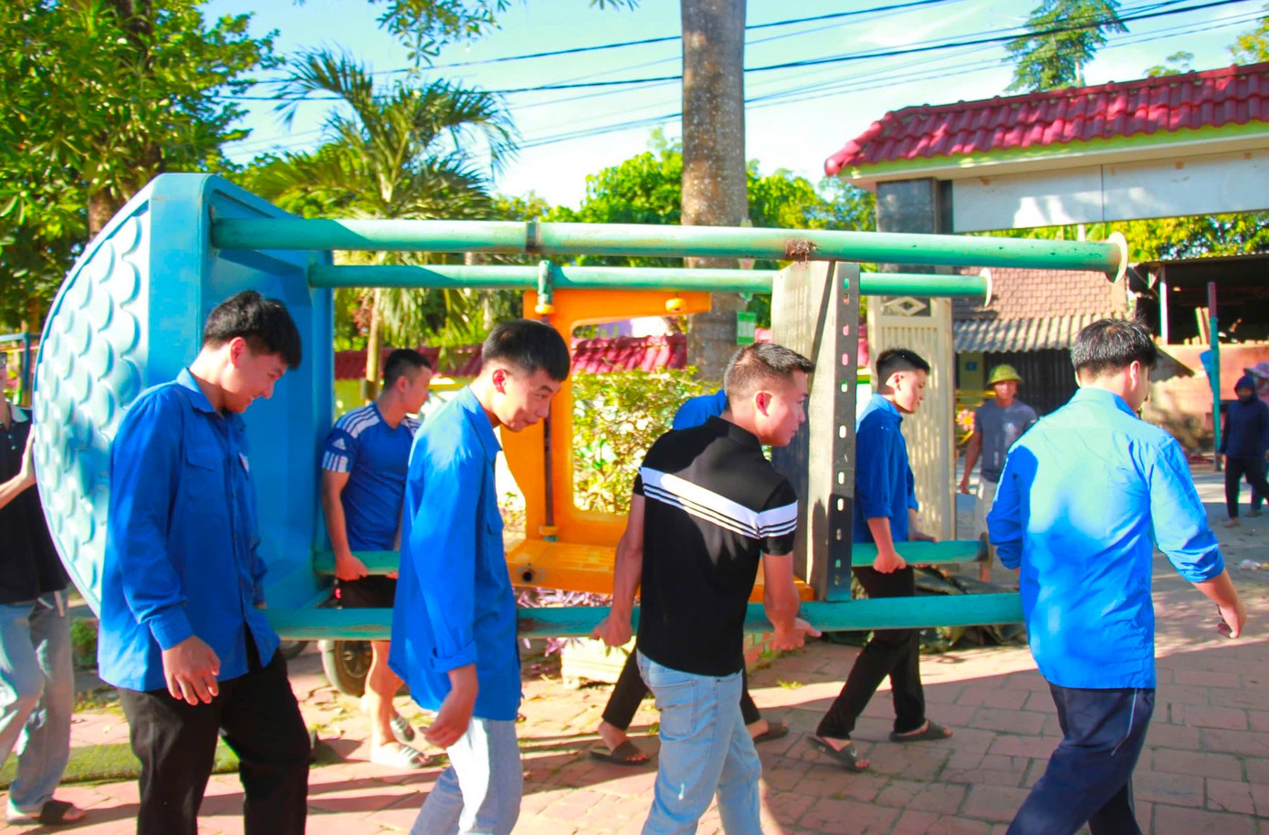 Đoàn viên thanh niên thị xã Thái Hòa (Nghệ An) vận chuyển những đồ dùng cũ trong các trường học để làm sạch, thay thế các đồ dùng mới. Đoàn viên thanh niên thị xã Thái Hòa (Nghệ An) vận chuyển những đồ dùng cũ trong các trường học để làm sạch, thay thế các đồ dùng mới.
