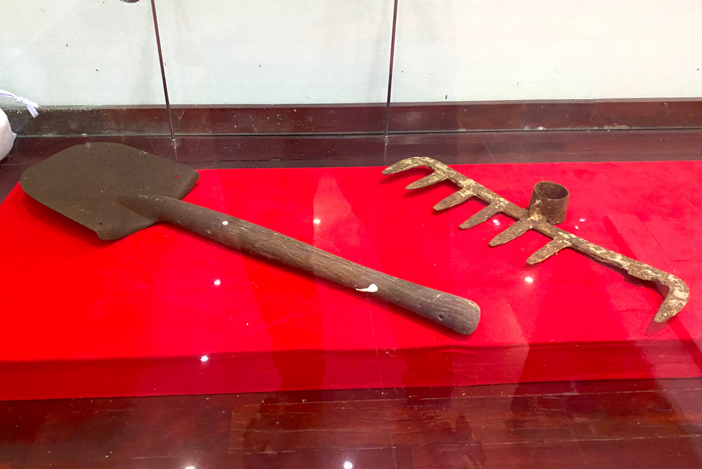 Vật dụng thô sơ dùng để san lấp hố bom cho xe đi qua. Vật dụng thô sơ dùng để san lấp hố bom cho xe đi qua.