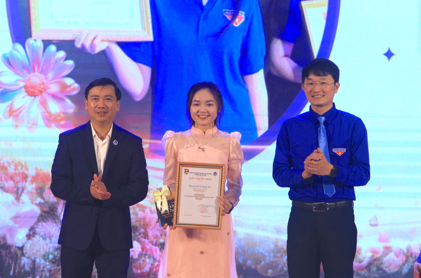 Trao Giấy chứng nhận cho 69 nữ sinh tiêu biểu năm 2025. Trao Giấy chứng nhận cho 69 nữ sinh tiêu biểu năm 2025.