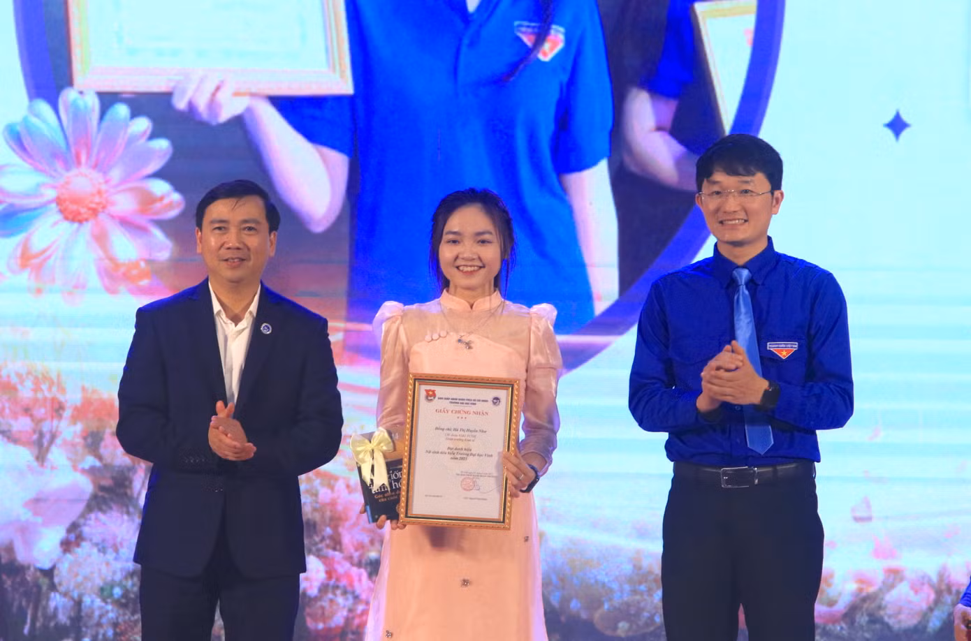 Trao Giấy chứng nhận cho 69 nữ sinh tiêu biểu năm 2025.