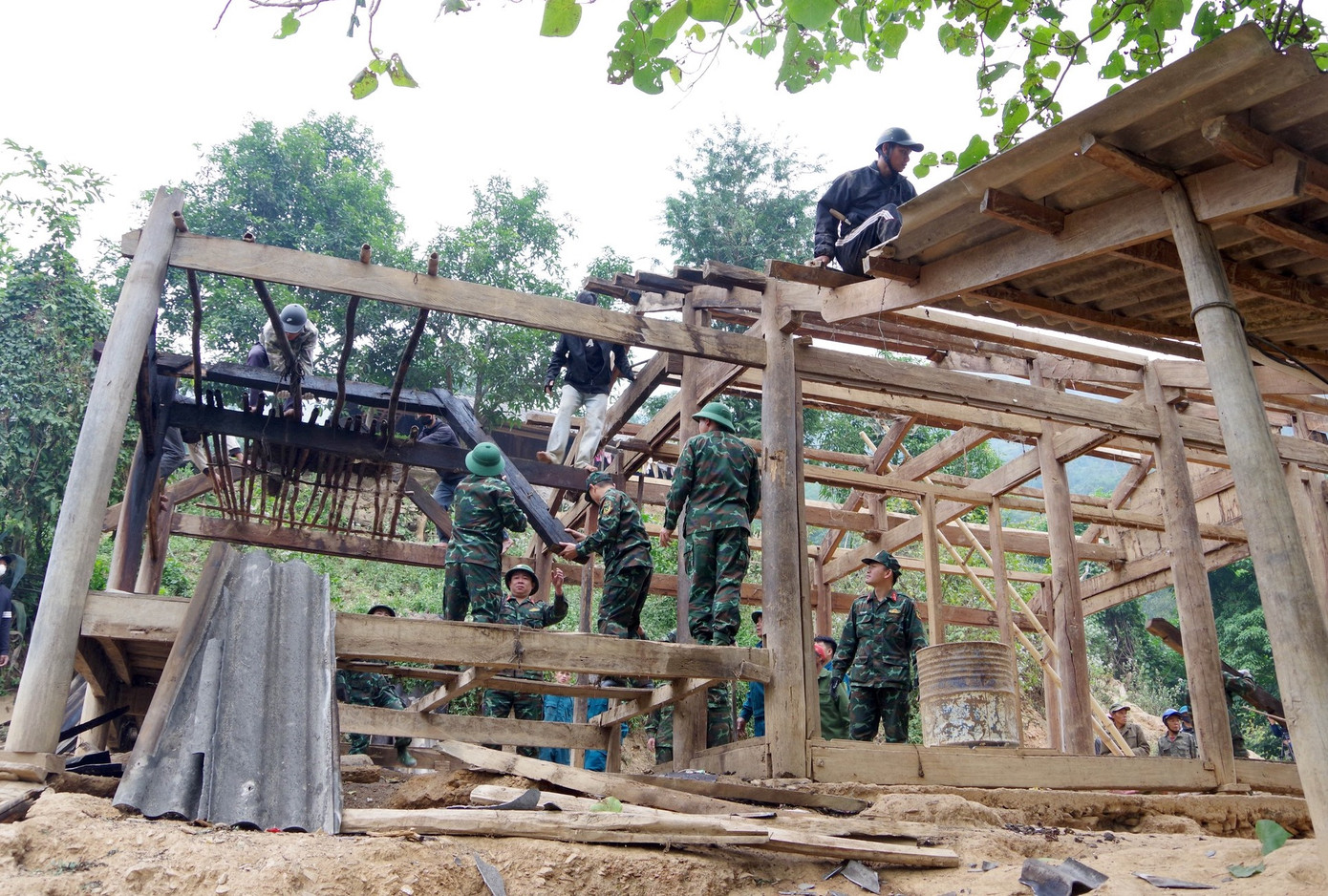 Để giúp đỡ người dân di dời đến khu tái định cư, những ngày qua các cán bộ, chiến sĩ Ban Chỉ huy Quân sự huyện Kỳ Sơn phối hợp lực lượng chức năng xuống hỗ trợ người dân tháo dỡ nhà cửa, tài sản. (Ảnh: Trọng Kiên Châu Khang).