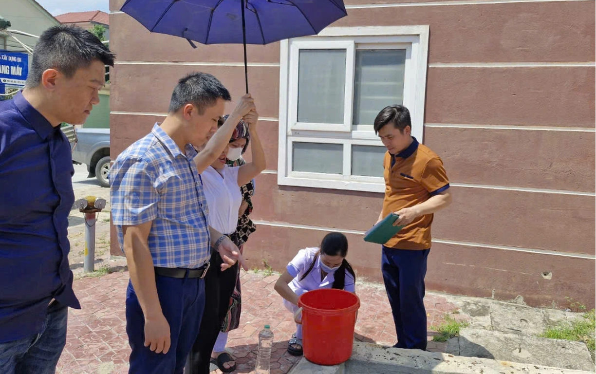 Cơ quan chức năng lấy mẫu xét nghiệm nguồn nước để xác định nguyên nhân.