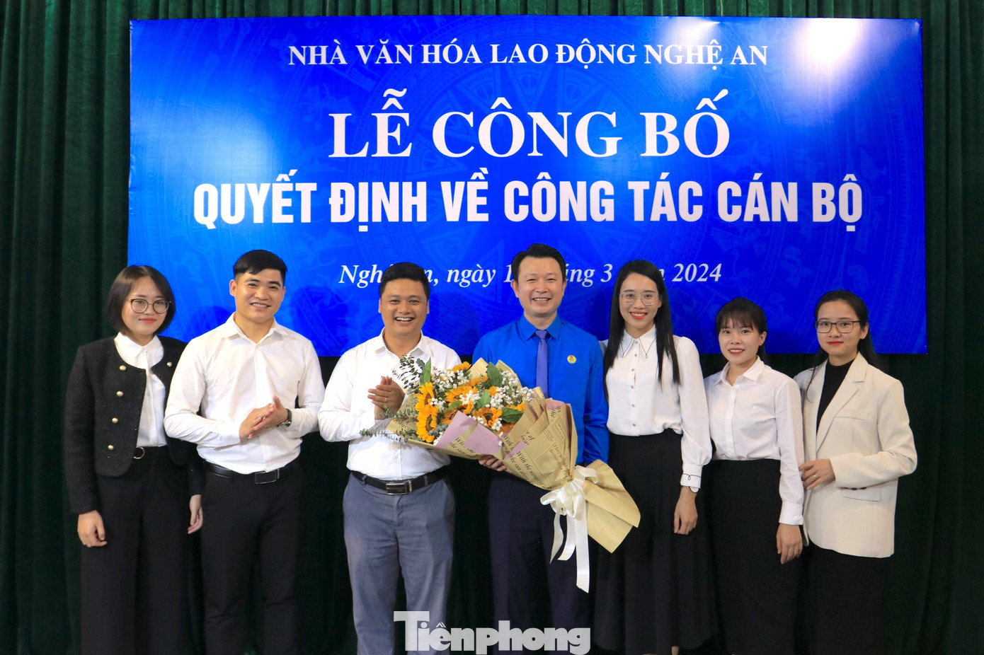 Các cơ quan đơn vị tặng hoa chúc mừng cho tân Giám đốc Nhà Văn hóa Lao động tỉnh Nghệ An.