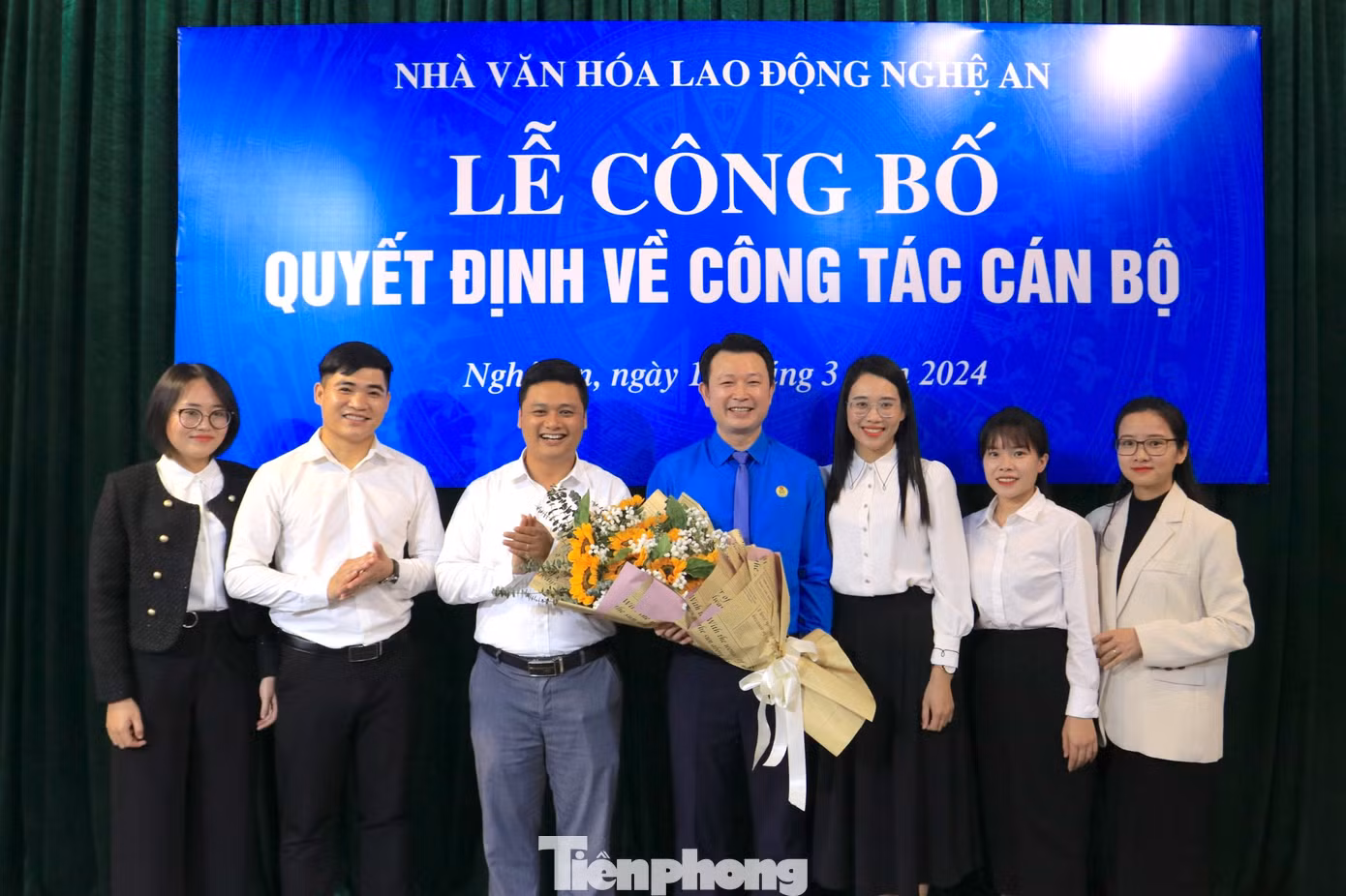 Các cơ quan đơn vị tặng hoa chúc mừng cho tân Giám đốc Nhà Văn hóa Lao động tỉnh Nghệ An. Các cơ quan đơn vị tặng hoa chúc mừng cho tân Giám đốc Nhà Văn hóa Lao động tỉnh Nghệ An.