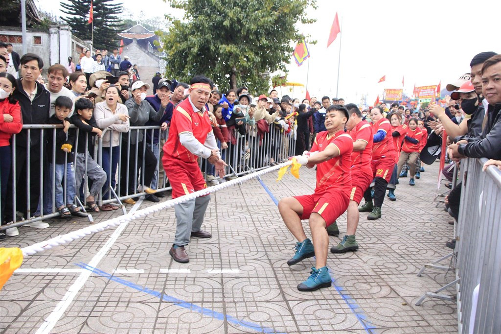 Các đội thi tranh tài chơi kéo co ở lễ hội Đền Cờn 2025. Ảnh: Bích Hường.