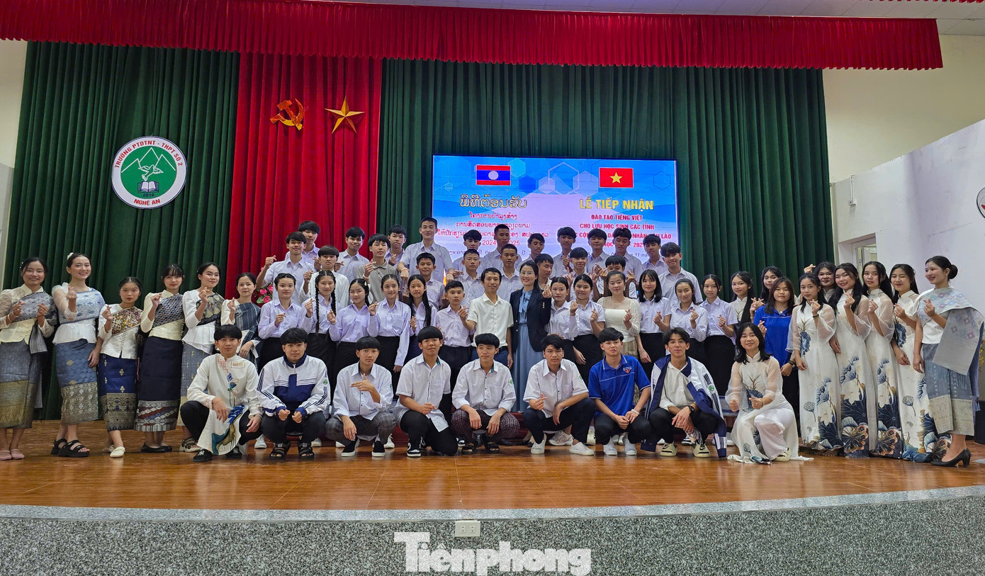 Nghệ An là tỉnh đầu tiên trong cả nước tiếp nhận lưu học sinh Lào sang học chương trình phổ thông theo diện hợp tác. Đây là chủ trương nhằm thúc đẩy quan hệ hợp tác chặt chẽ Việt - Lào trong xây dựng, phát triển đội ngũ cán bộ, đáp ứng nhu cầu nguồn nhân lực trong tình hình mới. Năm học 2023-2024, tỉnh Nghệ An đã tiếp nhận giảng dạy lớp học đầu tiên với 31 lưu học sinh Lào. Nghệ An là tỉnh đầu tiên trong cả nước tiếp nhận lưu học sinh Lào sang học chương trình phổ thông theo diện hợp tác. Đây là chủ trương nhằm thúc đẩy quan hệ hợp tác chặt chẽ Việt - Lào trong xây dựng, phát triển đội ngũ cán bộ, đáp ứng nhu cầu nguồn nhân lực trong tình hình mới. Năm học 2023-2024, tỉnh Nghệ An đã tiếp nhận giảng dạy lớp học đầu tiên với 31 lưu học sinh Lào.