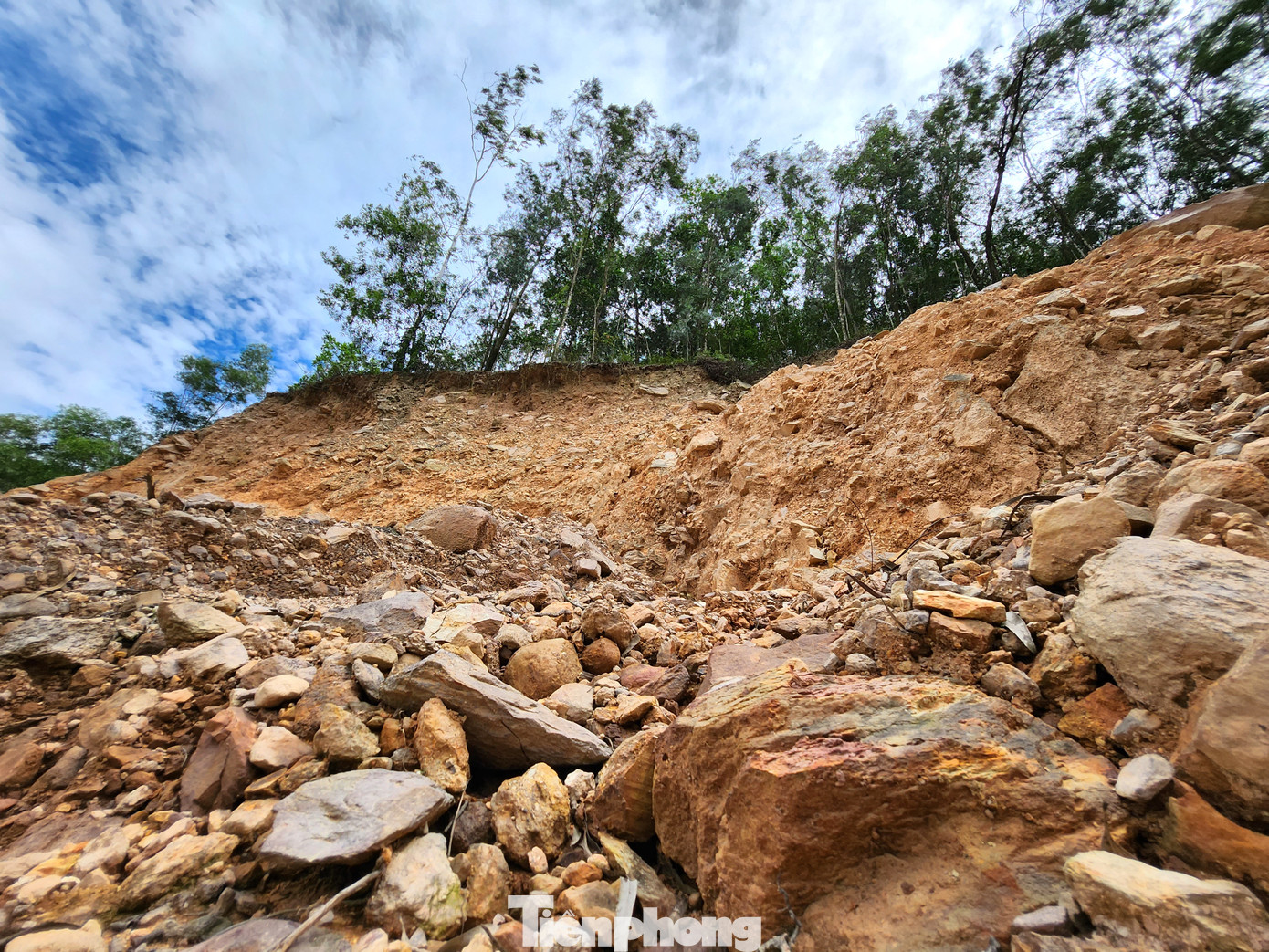 Hàng năm, mỗi khi mùa mưa đến, một lượng lớn đất đá trên 2 ngọn núi này lại sạt lở tràn xuống khu vực nhà dân.