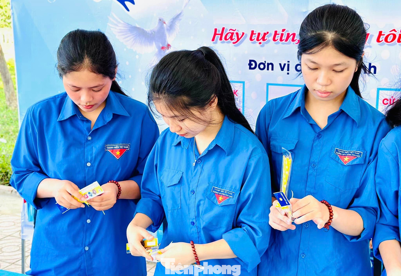 Các đoàn viên thanh niên làm những món quà như bút, chai nước, lời chúc để tiếp thêm sức mạnh cho các sĩ tử.