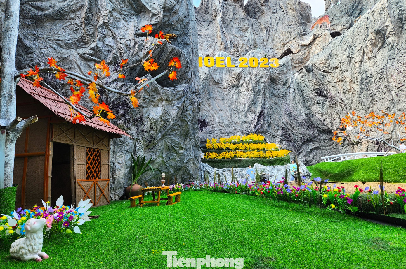 Hang đá ở Giáo xứ Kẻ Gai được đánh giá là một trong những hang đá có thiết kế độc đáo, hoành tráng và đẹp nhất ở Nghệ An với nhiều tiểu cảnh đẹp, phong phú. Hang đá ở Giáo xứ Kẻ Gai được đánh giá là một trong những hang đá có thiết kế độc đáo, hoành tráng và đẹp nhất ở Nghệ An với nhiều tiểu cảnh đẹp, phong phú.