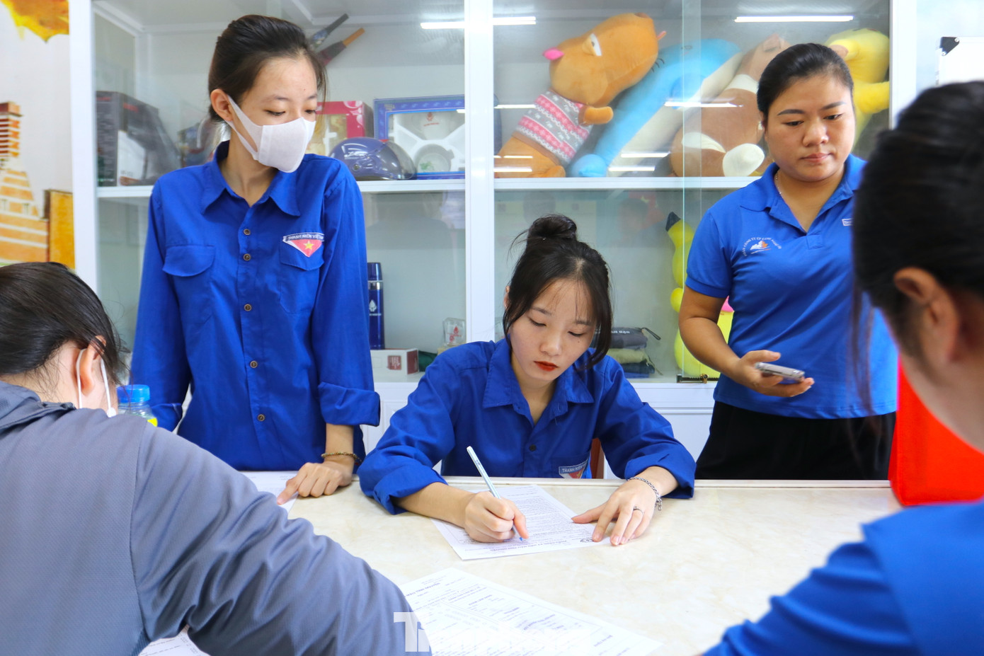 Các đoàn viên đăng ký để làm các thủ tục khám, xét nghiệm trước khi hiến máu. Các đoàn viên đăng ký để làm các thủ tục khám, xét nghiệm trước khi hiến máu.