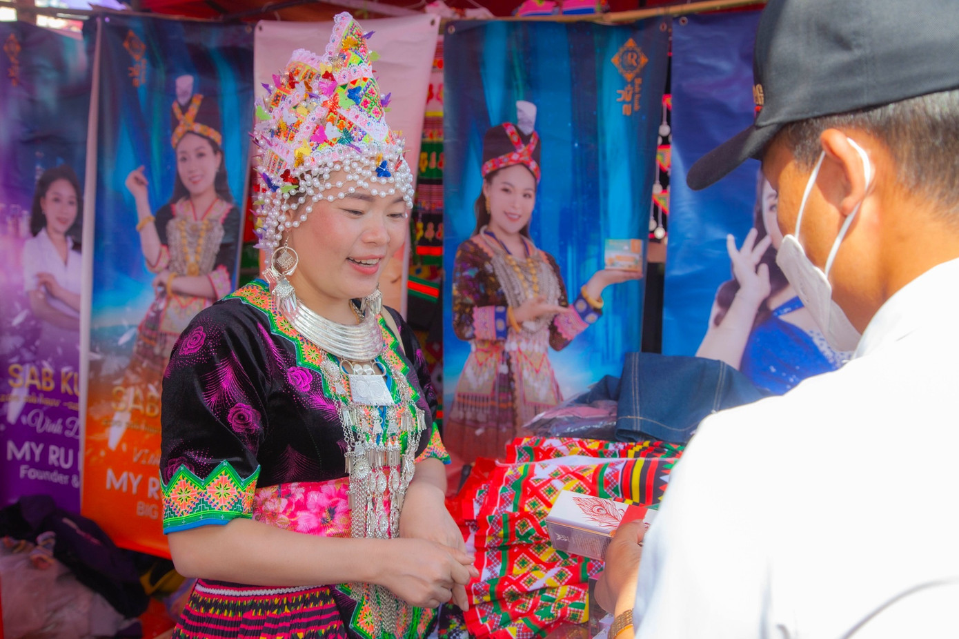 Đến với chợ phiên, du khách dễ dàng bắt gặp những cô gái Mông xinh tươi với trang phục truyền thống rực rỡ. Trên những bộ trang phục này luôn có những đồng bạc, dây bạc trang trí xung quanh tạo nên một vẻ đẹp lấp lánh, thu hút người nhìn. Đến với chợ phiên, du khách dễ dàng bắt gặp những cô gái Mông xinh tươi với trang phục truyền thống rực rỡ. Trên những bộ trang phục này luôn có những đồng bạc, dây bạc trang trí xung quanh tạo nên một vẻ đẹp lấp lánh, thu hút người nhìn.