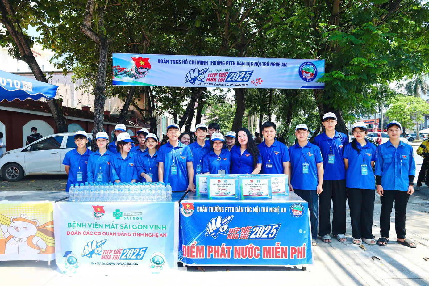 Trước đó vào chiều ngày 25/6/2025, Thường trực Tỉnh Đoàn Nghệ An đã đến thăm, động viên các đội hình thanh niên tình nguyện “Tiếp sức mùa thi” đang làm nhiệm vụ hỗ trợ các sĩ tử bước vào kỳ thi tốt nghiệp THPT năm 2025. Trước đó vào chiều ngày 25/6/2025, Thường trực Tỉnh Đoàn Nghệ An đã đến thăm, động viên các đội hình thanh niên tình nguyện “Tiếp sức mùa thi” đang làm nhiệm vụ hỗ trợ các sĩ tử bước vào kỳ thi tốt nghiệp THPT năm 2025.