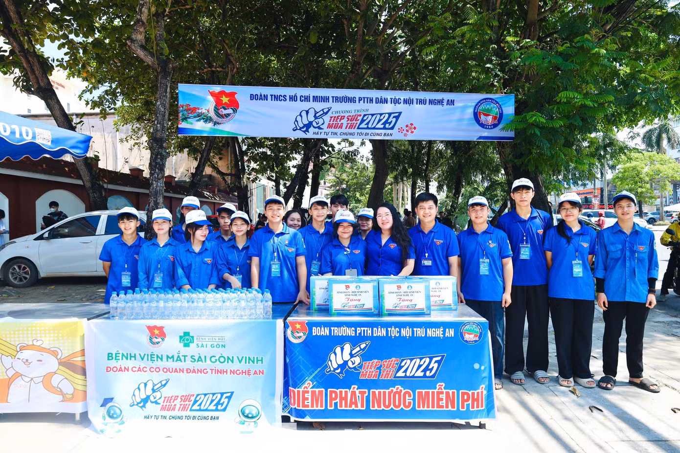 Trước đó vào chiều ngày 25/6/2025, Thường trực Tỉnh Đoàn Nghệ An đã đến thăm, động viên các đội hình thanh niên tình nguyện “Tiếp sức mùa thi” đang làm nhiệm vụ hỗ trợ các sĩ tử bước vào kỳ thi tốt nghiệp THPT năm 2025. Trước đó vào chiều ngày 25/6/2025, Thường trực Tỉnh Đoàn Nghệ An đã đến thăm, động viên các đội hình thanh niên tình nguyện “Tiếp sức mùa thi” đang làm nhiệm vụ hỗ trợ các sĩ tử bước vào kỳ thi tốt nghiệp THPT năm 2025.
