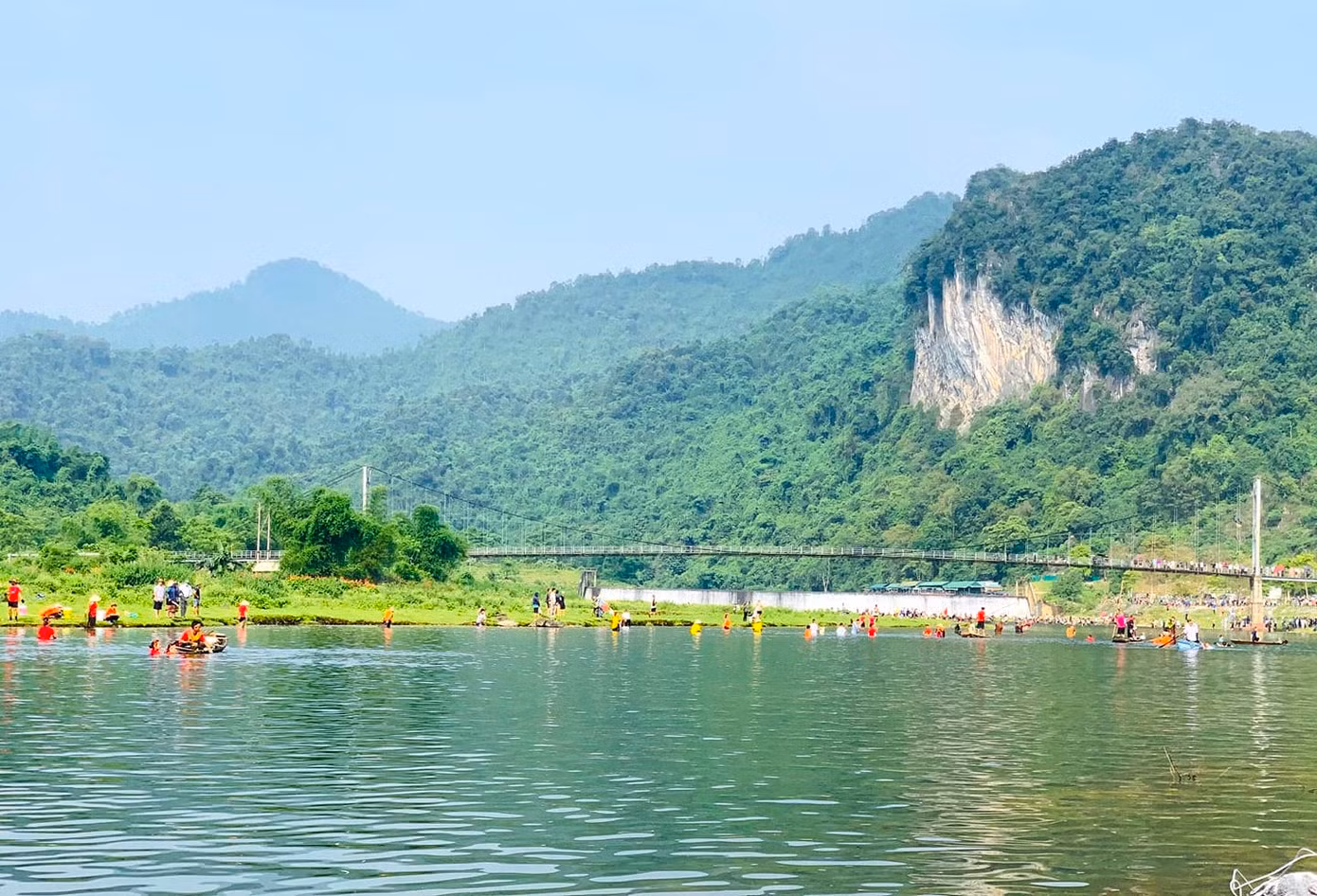 Ngày 14/4, xã Môn Sơn (huyện Con Cuông, Nghệ An) tổ chức Hội thi bắt cá trên sông Giăng. Đây là một trong những hoạt động nằm trong khuôn khổ Lễ hội Môn Sơn - Lục Dạ năm 2024 được tổ chức thường niên.