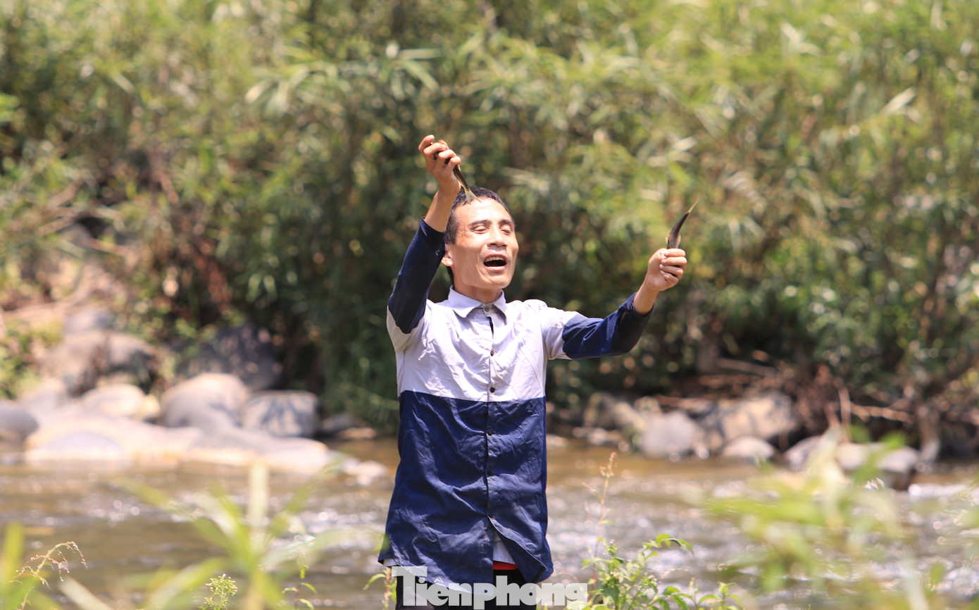 “Nhờ bán cá mát, chúng tôi có tiền để chi trả tiền điện thắp sáng đường, nên người dân không phải đóng góp như trước nữa. Ngoài ra, mỗi năm chúng tôi còn trích một phần để mua sắm đồ dùng chung của bản, thăm và hỗ trợ người già ốm đau, khó khăn…” - ông Nghệ nói.