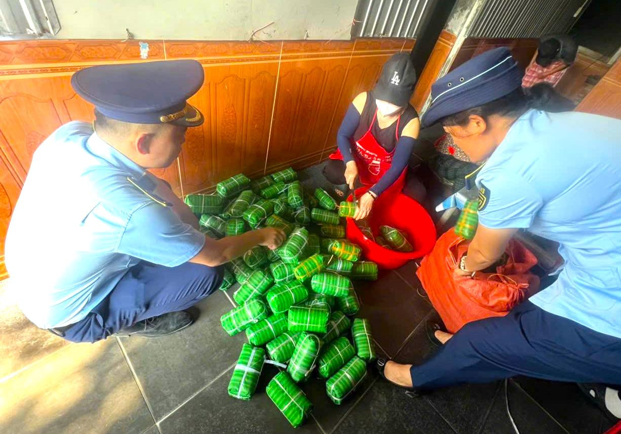 Lượng lớn giò me không rõ nguồn gốc xuất xứ bị lực lượng QLTT phát hiện và xử lý theo quy định. Lượng lớn giò me không rõ nguồn gốc xuất xứ bị lực lượng QLTT phát hiện và xử lý theo quy định.