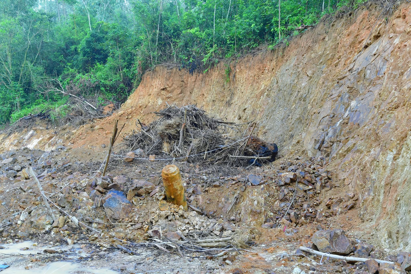 Hiện trường nơi phát hiện quả bom khủng. Hiện trường nơi phát hiện quả bom khủng.