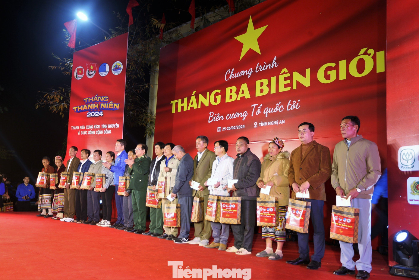 Trao tặng các phần quà ý nghĩa đến già làng, trưởng bản, người có uy tín.