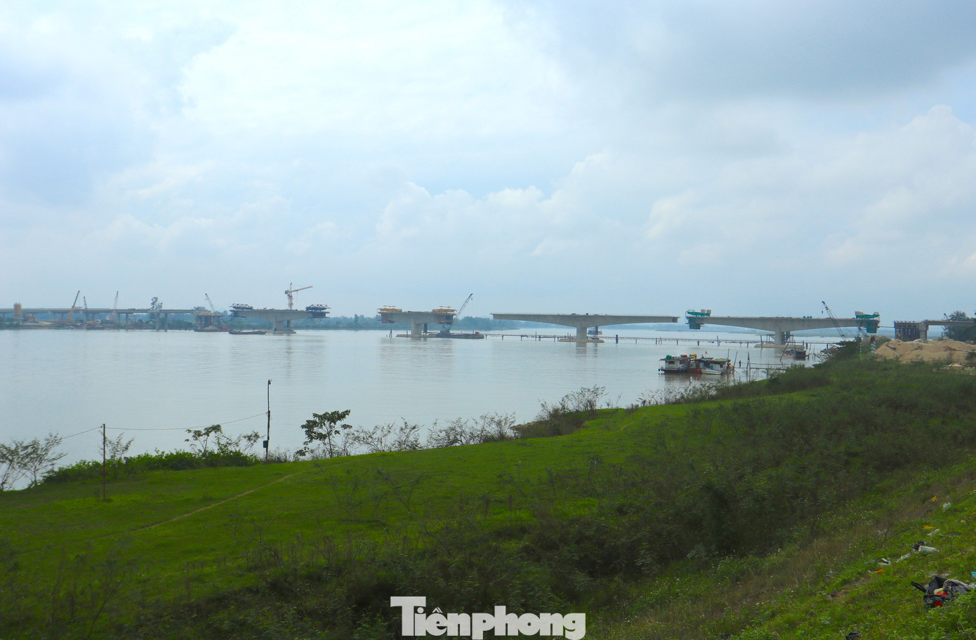 Đại diện doanh nghiệp dự án cho biết, các đơn vị thi công đang khẩn trương làm việc, dự kiến cầu sẽ được hợp long trước Tết Nguyên đán 2024 và hoàn thành vào tháng 5/2024. Đại diện doanh nghiệp dự án cho biết, các đơn vị thi công đang khẩn trương làm việc, dự kiến cầu sẽ được hợp long trước Tết Nguyên đán 2024 và hoàn thành vào tháng 5/2024.