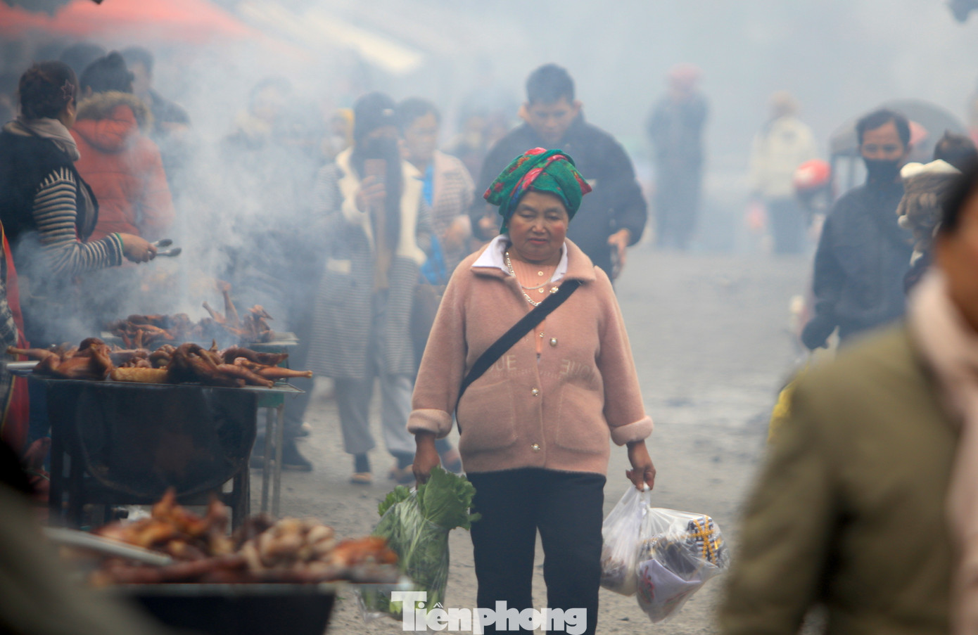 "Tuần nào chợ biên tổ chức tôi cũng lên chợ để mua hàng. Rau và thực phẩm ở đây rất tươi ngon, đa dạng. Đặc biệt là giá cả phải chăng, người bán không nói thách, người mua không mặc cả rất dễ mua, tạo nên một không khí nhộn nhịp, sôi động", bà Trần Thị Lan (trú thị trấn Mường Xén, huyện Kỳ Sơn, Nghệ An) nói. "Tuần nào chợ biên tổ chức tôi cũng lên chợ để mua hàng. Rau và thực phẩm ở đây rất tươi ngon, đa dạng. Đặc biệt là giá cả phải chăng, người bán không nói thách, người mua không mặc cả rất dễ mua, tạo nên một không khí nhộn nhịp, sôi động", bà Trần Thị Lan (trú thị trấn Mường Xén, huyện Kỳ Sơn, Nghệ An) nói.