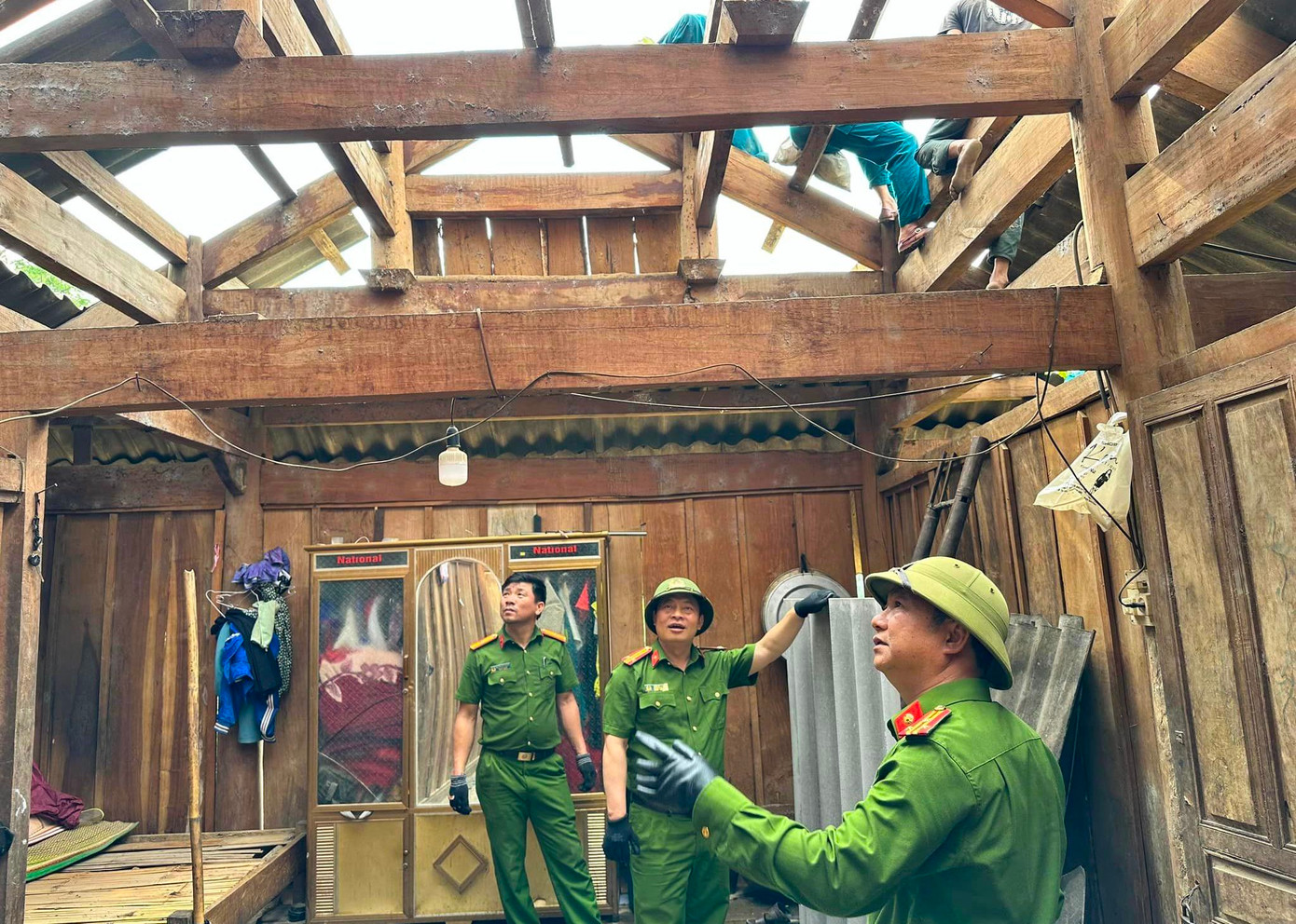 Trước thiệt hại lớn của người dân sau trận mưa đá và lốc xoáy, trong 3 ngày qua, Công an huyện Kỳ Sơn (Nghệ An) đã điều động hơn 60 cán bộ chiến sỹ cùng chính quyền địa phương các xã xuống hỗ trợ người dân dọn dẹp, khắc phục hậu quả. Trước thiệt hại lớn của người dân sau trận mưa đá và lốc xoáy, trong 3 ngày qua, Công an huyện Kỳ Sơn (Nghệ An) đã điều động hơn 60 cán bộ chiến sỹ cùng chính quyền địa phương các xã xuống hỗ trợ người dân dọn dẹp, khắc phục hậu quả.