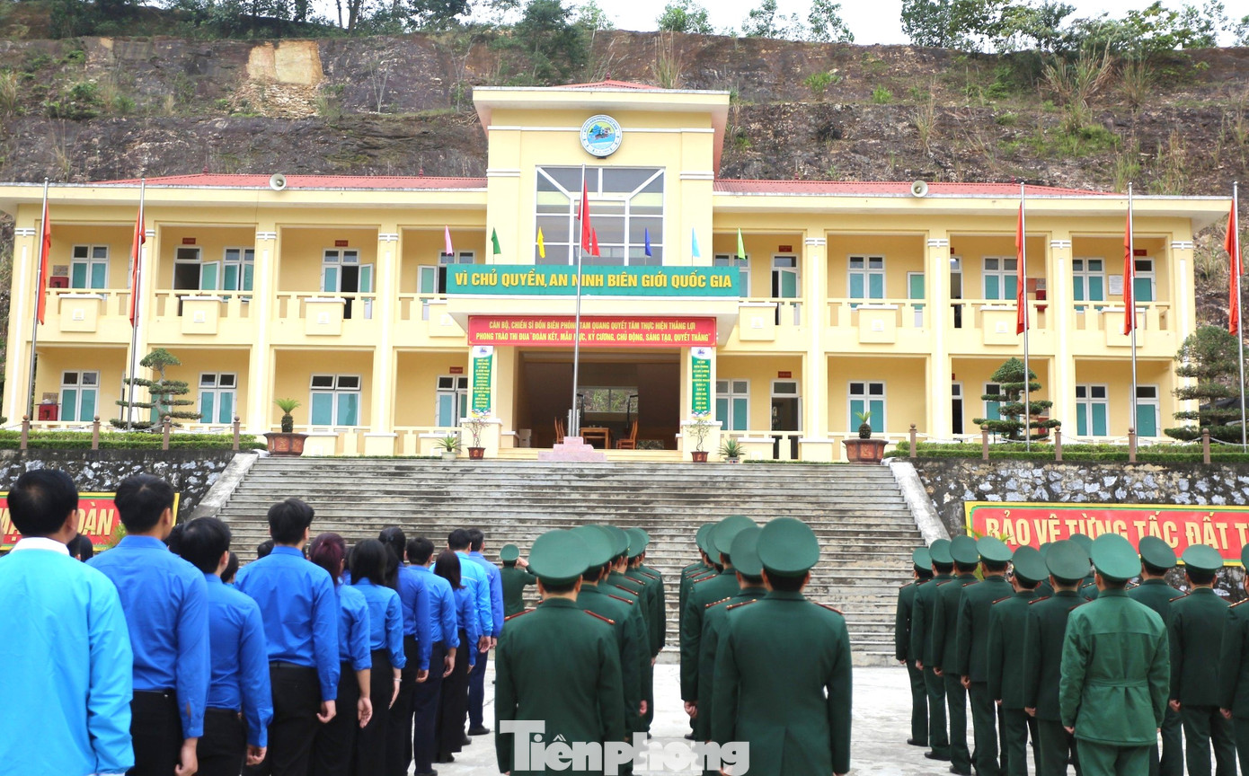 Sáng 26/2, trước khi triển khai các chương trình trong chuỗi hoạt động của chương trình "Tháng Ba biên giới", các chiến sỹ Bộ đội Biên phòng, các đại biểu, các đoàn viên thanh niên tỉnh Nghệ An đã tiến hành làm lễ chào cờ tại Đồn Biên phòng Tam Quang. Sáng 26/2, trước khi triển khai các chương trình trong chuỗi hoạt động của chương trình "Tháng Ba biên giới", các chiến sỹ Bộ đội Biên phòng, các đại biểu, các đoàn viên thanh niên tỉnh Nghệ An đã tiến hành làm lễ chào cờ tại Đồn Biên phòng Tam Quang.