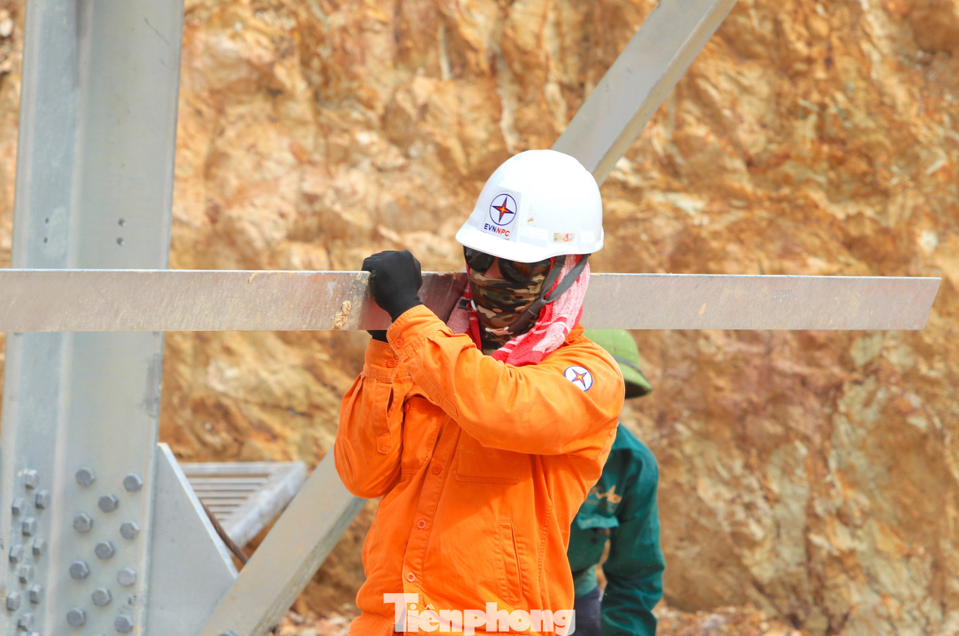 Tuy nhiên, nhiều khu vực cẩu lớn không thể vào, các cán bộ công nhân viên phải vất vả khuân vác vật liệu.