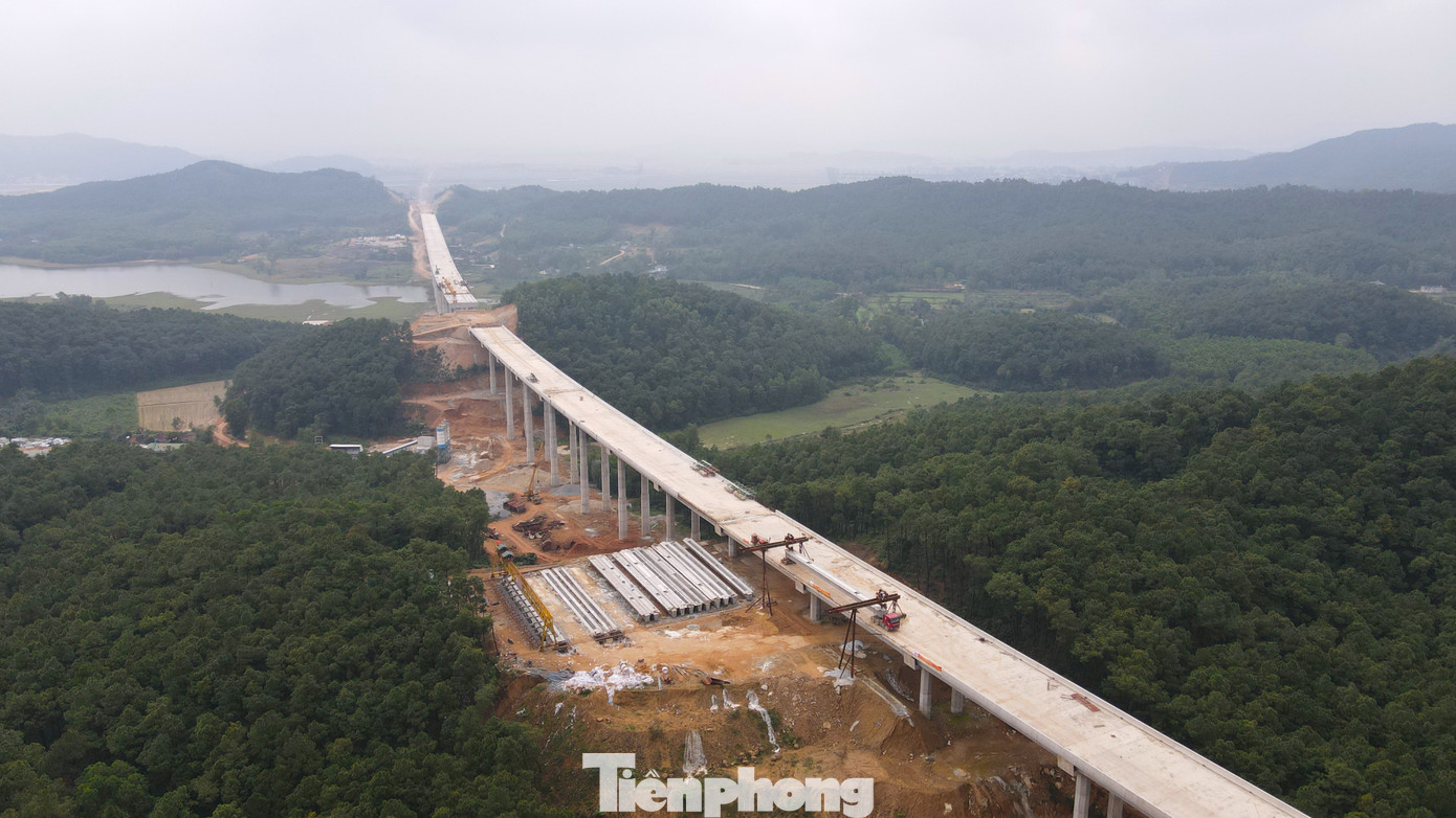 Dự án cao tốc Bắc - Nam phía Đông giai đoạn 2017 - 2020 đoạn Diễn Châu - Bãi Vọt có tổng chiều dài hơn 49 km đi qua tỉnh Nghệ An (44,4km) và tỉnh Hà Tĩnh (4,9km). Đây là một trong ba dự án thành phần được đầu tư theo hình thức đối tác công - tư (PPP). Dự án có tổng vốn đầu tư giai đoạn phân kỳ là hơn 11.157 tỷ đồng. Trong đó, nguồn vốn nhà đầu tư huy động là 5.090 tỷ đồng, vốn Nhà nước tham gia dự án là hơn 6.067 tỷ đồng.