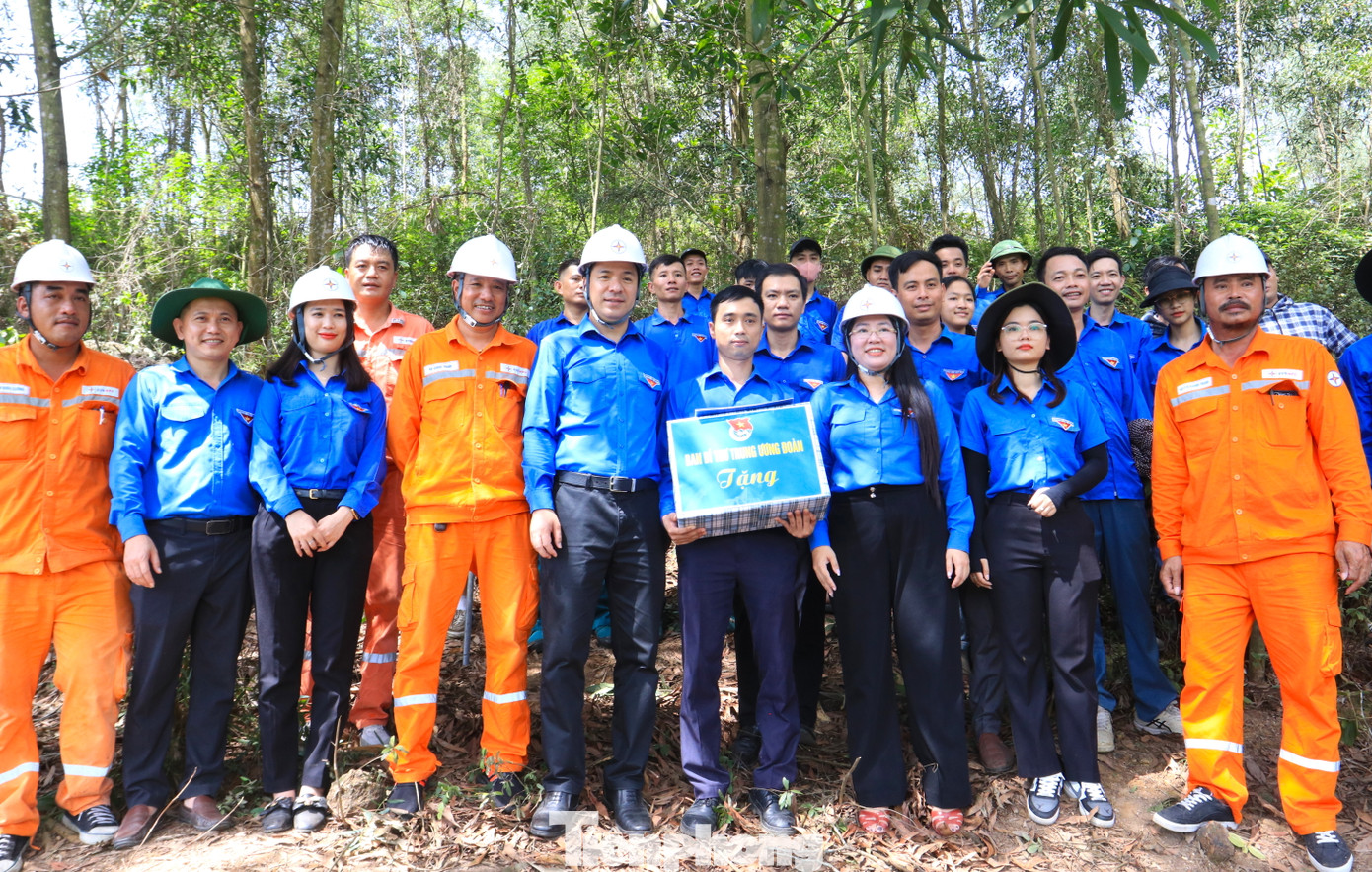 Bí thư T.Ư Đoàn Ngô Văn Cương tặng quà đội hình thanh niên tình nguyện và các cán bộ, công nhân đang hỗ trợ, thi công dự án.