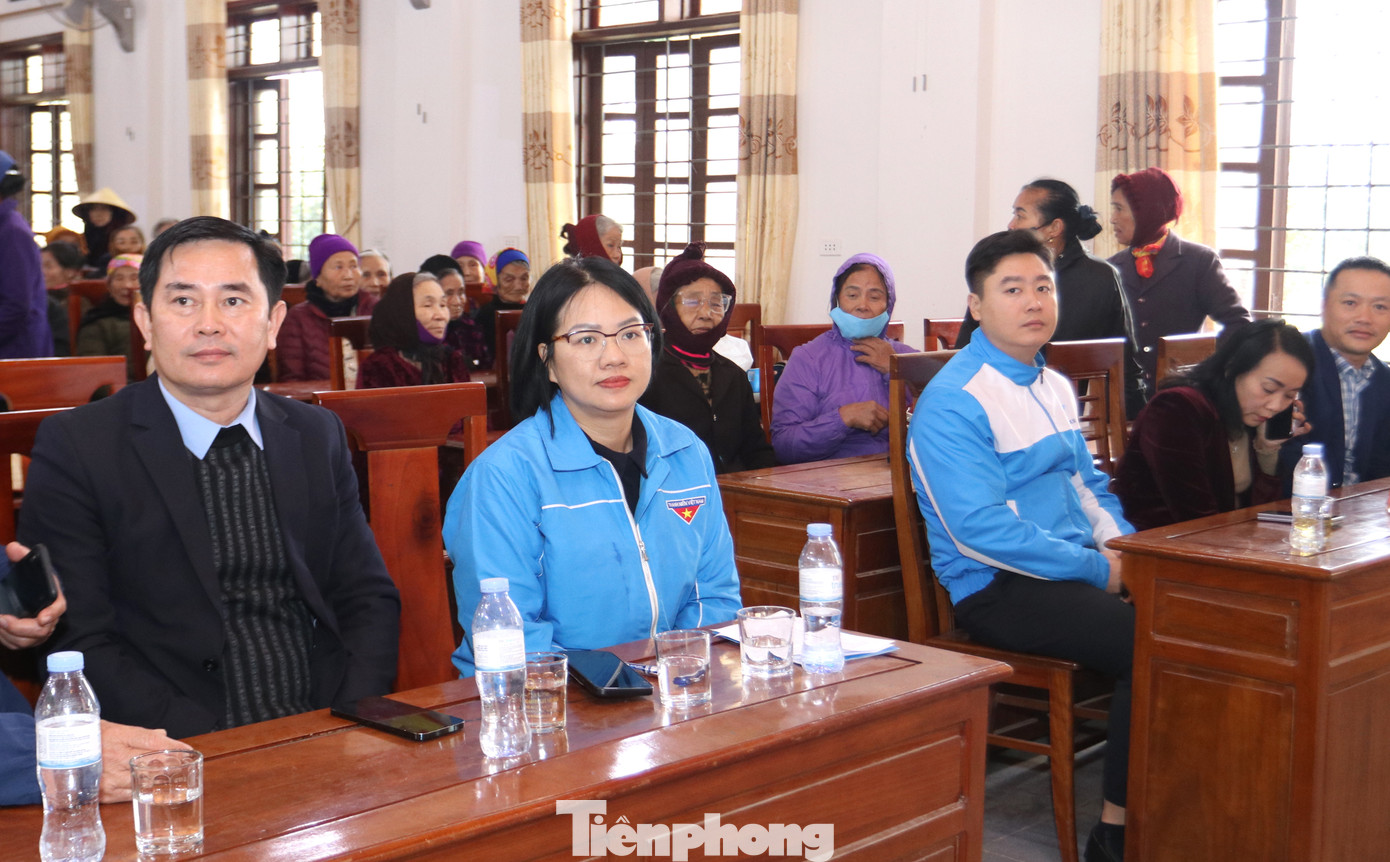 Đoàn công tác do chị Nguyễn Thị Thu Vân - Ủy viên BTV, Trưởng Ban Thanh niên nông thôn T.Ư Đoàn làm Trưởng đoàn. Tham dự chương trình có anh Lê Văn Lương - Ủy viên BTV T.Ư Đoàn, Bí thư Tỉnh Đoàn Nghệ An, đại diện lãnh đạo huyện Nghi Lộc, xã Nghi Hưng. Đồng hành với chương trình còn có lãnh đạo Công ty cổ phần đầu tư Sao Á D.C. Đoàn công tác do chị Nguyễn Thị Thu Vân - Ủy viên BTV, Trưởng Ban Thanh niên nông thôn T.Ư Đoàn làm Trưởng đoàn. Tham dự chương trình có anh Lê Văn Lương - Ủy viên BTV T.Ư Đoàn, Bí thư Tỉnh Đoàn Nghệ An, đại diện lãnh đạo huyện Nghi Lộc, xã Nghi Hưng. Đồng hành với chương trình còn có lãnh đạo Công ty cổ phần đầu tư Sao Á D.C.