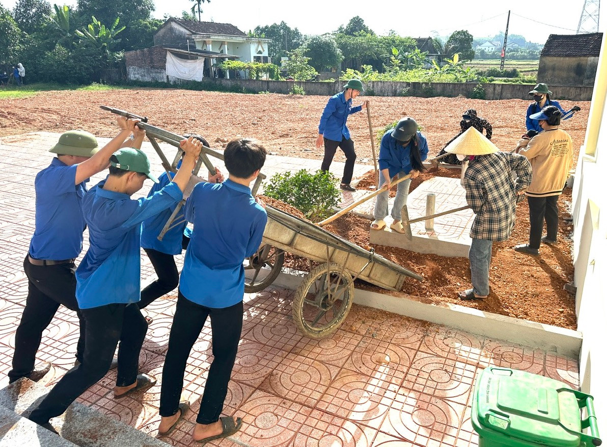 Trồng cây xanh trong ngày Chủ nhật xanh.