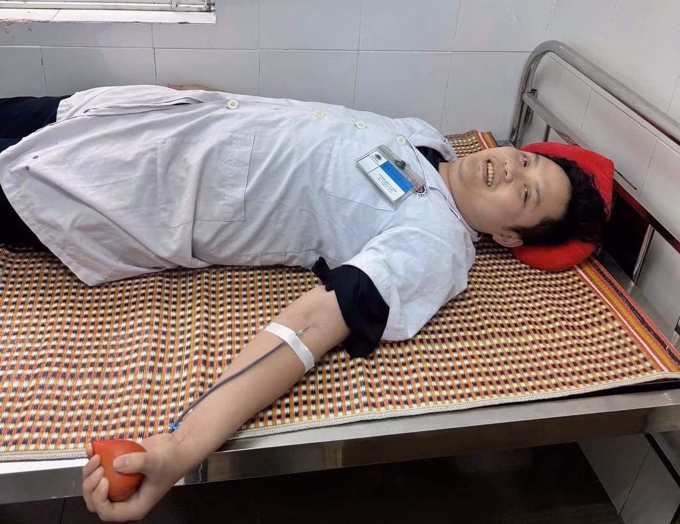 Kỹ thuật viên Lương Đức Cảnh (Khoa Chẩn đoán hình ảnh, Bệnh viện Đa khoa khu vực Tây bắc) hiến máu cứu bệnh nhân qua cơn nguy kịch.