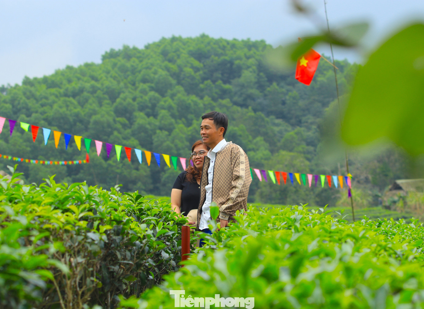 Dịp đầu năm mới, các đôi trai gái, gia đình trẻ thường đưa nhau đến đồi chè để chụp hình lưu lại những khoảnh khắc yêu thương.