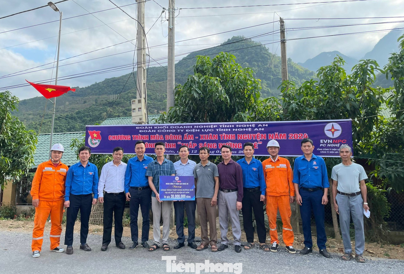 Trao tặng công trình "Thắp sáng đường quê" tại xã Mỹ Lý (huyện Kỳ Sơn) trị giá 30 triệu đồng. Trao tặng công trình "Thắp sáng đường quê" tại xã Mỹ Lý (huyện Kỳ Sơn) trị giá 30 triệu đồng.