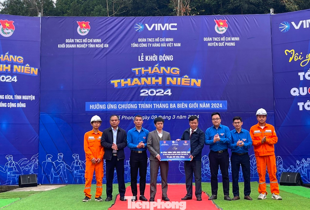 Trao tặng công trình thắp sáng đường quê tại xã Tiền Phong (huyện Quế Phong, Nghệ An).