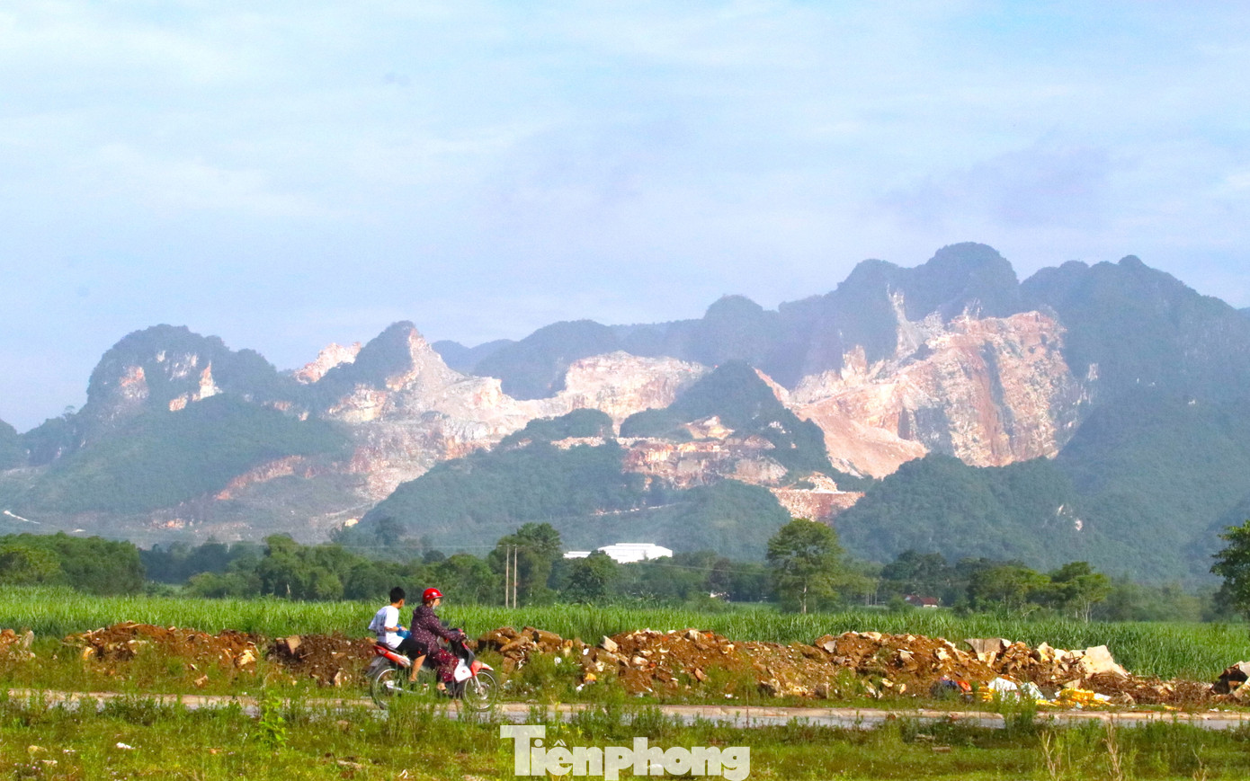 Huyện Quỳ Hợp (tỉnh Nghệ An) được xem là thủ phủ khoáng sản. Nơi đây tập trung nhiều mỏ đá và mỏ quặng nhất tỉnh Nghệ An.