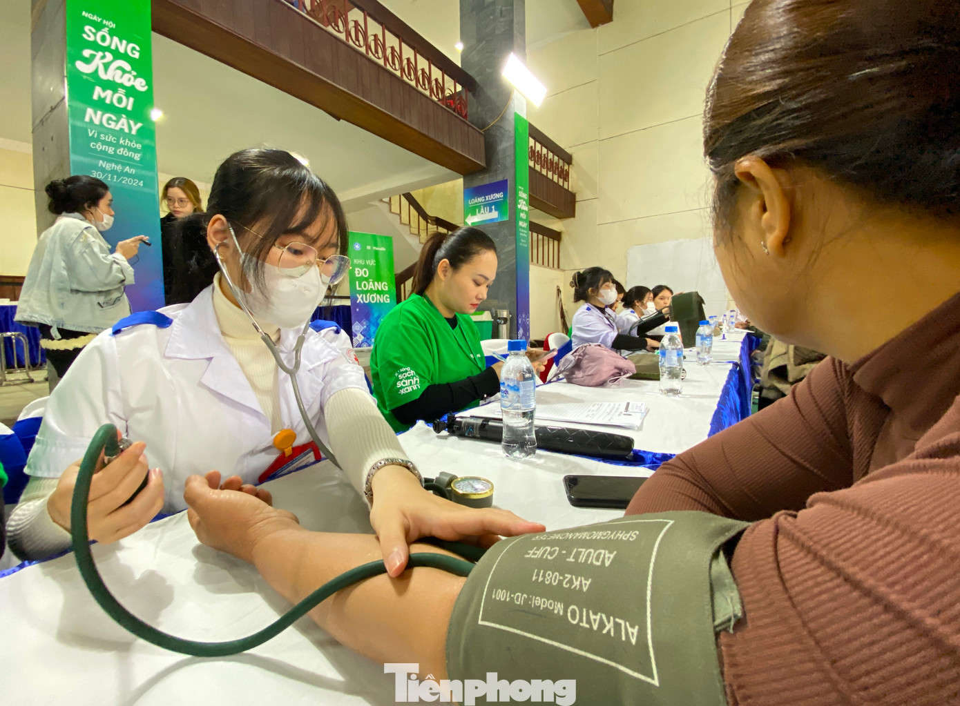 Người dân được khám nội tổng quát, tim mạch, tiểu đường, hô hấp, chuyên khoa mắt; Siêu âm, đo điện tim, chụp X-quang, đo loãng xương; Xét nghiệm HP qua máu; Xét nghiệm đường máu, mỡ máu…