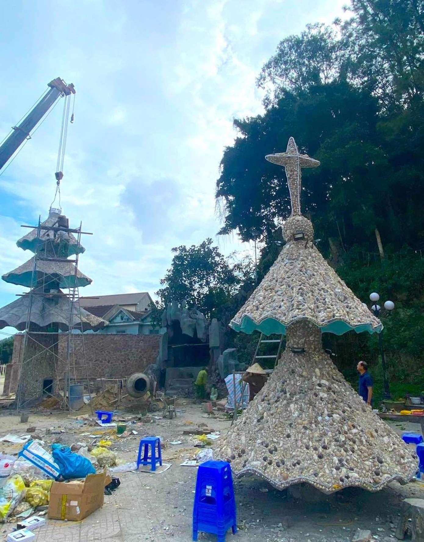 Sau khi hoàn thiện, thợ sẽ thuê máy cẩu trọng tải lớn để ghép những phần thân cây lại với nhau. Sau khi hoàn thiện, thợ sẽ thuê máy cẩu trọng tải lớn để ghép những phần thân cây lại với nhau.