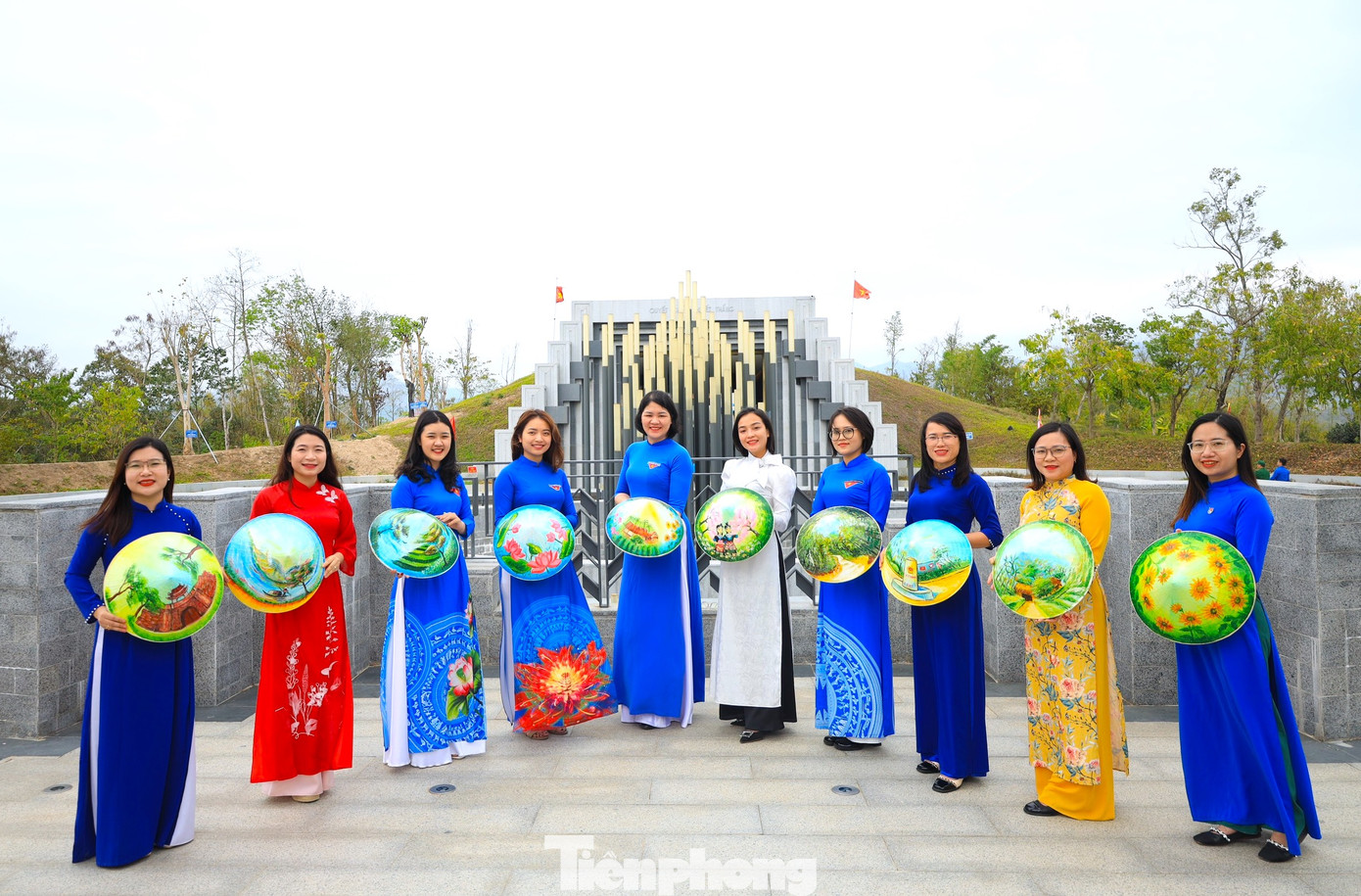 Điểm nhấn trong hành trình là hình ảnh 10 nữ cán bộ đoàn viên, thanh niên diện tà áo dài truyền thống tay cầm chiếc nón lá có vẽ những địa danh đặc biệt của tỉnh Nghệ An, góp phần lan tỏa, chia sẻ hình ảnh đẹp của đất và người xứ Nghệ đến với mọi miền Tổ quốc.