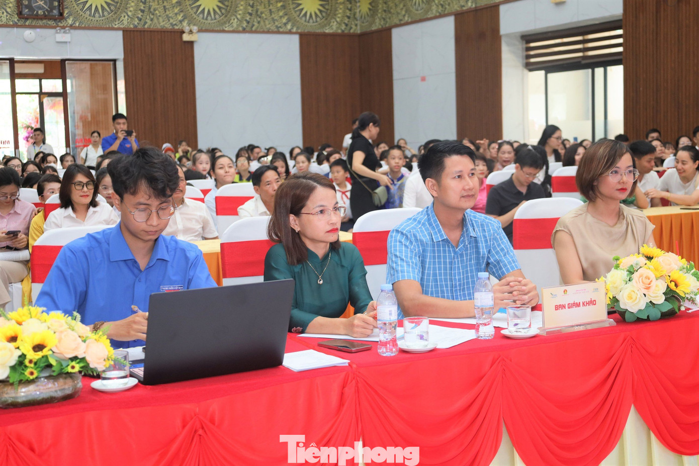 Ban Giám khảo lắng nghe bài thuyết trình của các thí sinh để chấm điểm và đưa ra những câu hỏi có nội dung liên quan đến bài thuyết trình.