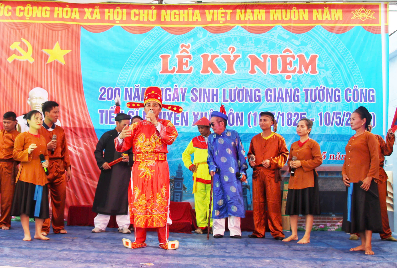 Các tiết mục văn nghệ được dàn dựng công phu kể về cuộc khởi nghĩa do Tiến sĩ Nguyễn Xuân Ôn làm thủ lĩnh cuối thế kỷ 19. Các tiết mục văn nghệ được dàn dựng công phu kể về cuộc khởi nghĩa do Tiến sĩ Nguyễn Xuân Ôn làm thủ lĩnh cuối thế kỷ 19.