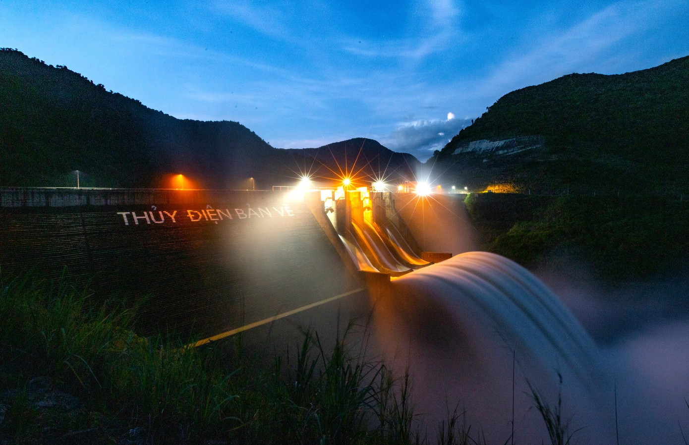 Giám đốc Công ty Thủy điện Bản Vẽ cho biết, căn cứ vào tình hình thực tế, phía công ty sẽ xả ở mức từ 400 đến dưới 1000m3/s và có thể tăng từ xả 1 cửa thành xả 2 cửa.