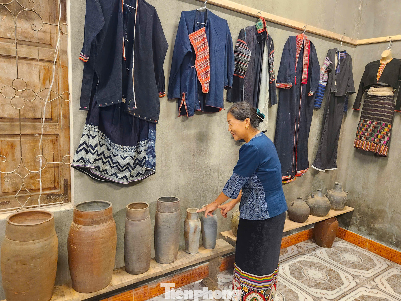 Hàng chục năm qua, bà Sầm Thị Bích (trú bản Hoa Tiến, xã Châu Tiến, huyện Quỳ Châu, Nghệ An) dành nhiều thời gian, công sức và tiền bạc để làm nên bảo tàng độc đáo có tên Pỉ Noọng.