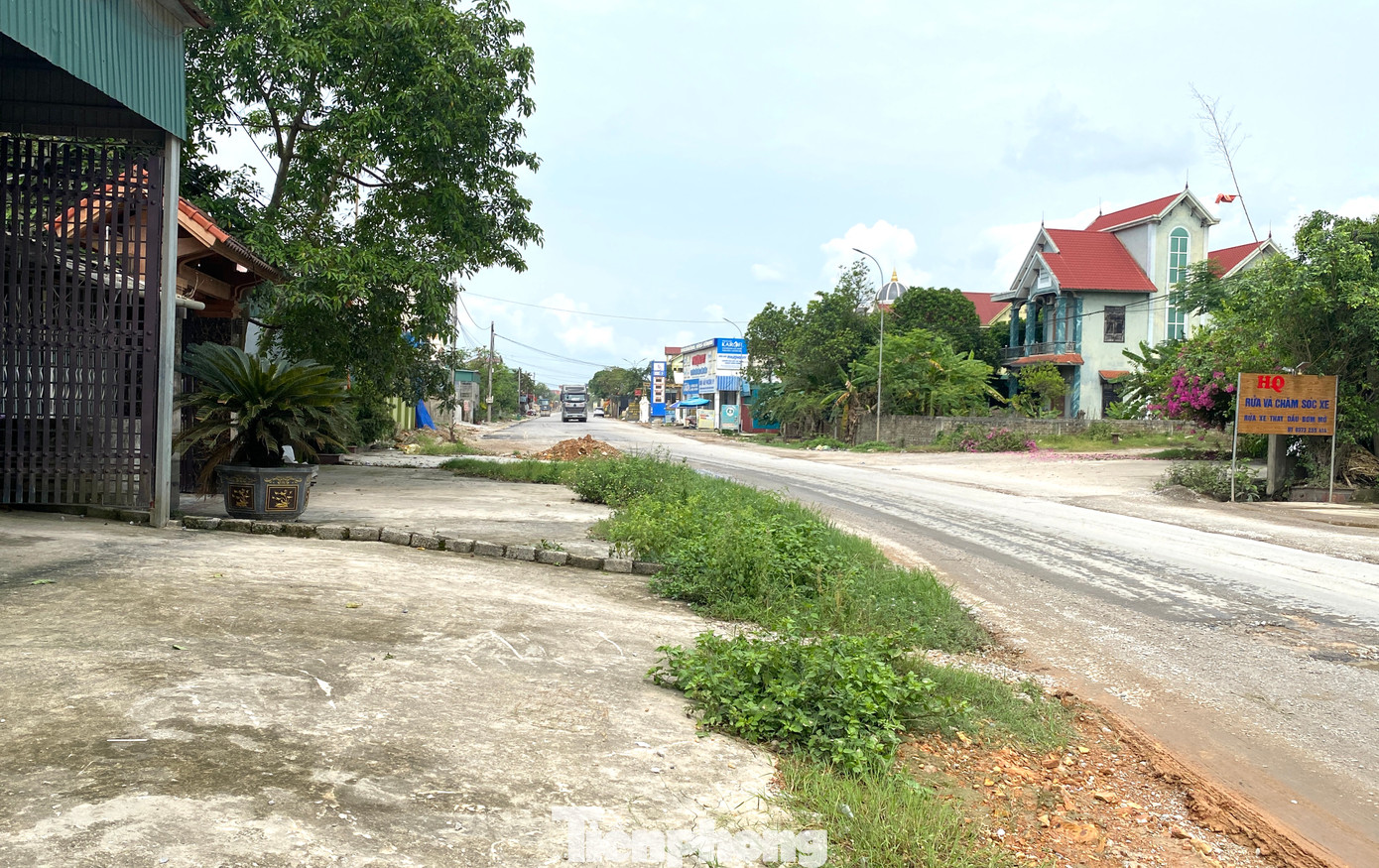 Đường bị thi công đứt đoạn, ảnh hưởng lớn đến tiến độ dự án và cả cuộc sống người dân 2 bên đường. Đường bị thi công đứt đoạn, ảnh hưởng lớn đến tiến độ dự án và cả cuộc sống người dân 2 bên đường.